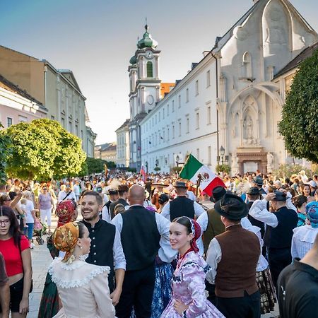 Korona Apartman Székesfehérvár Esterno foto