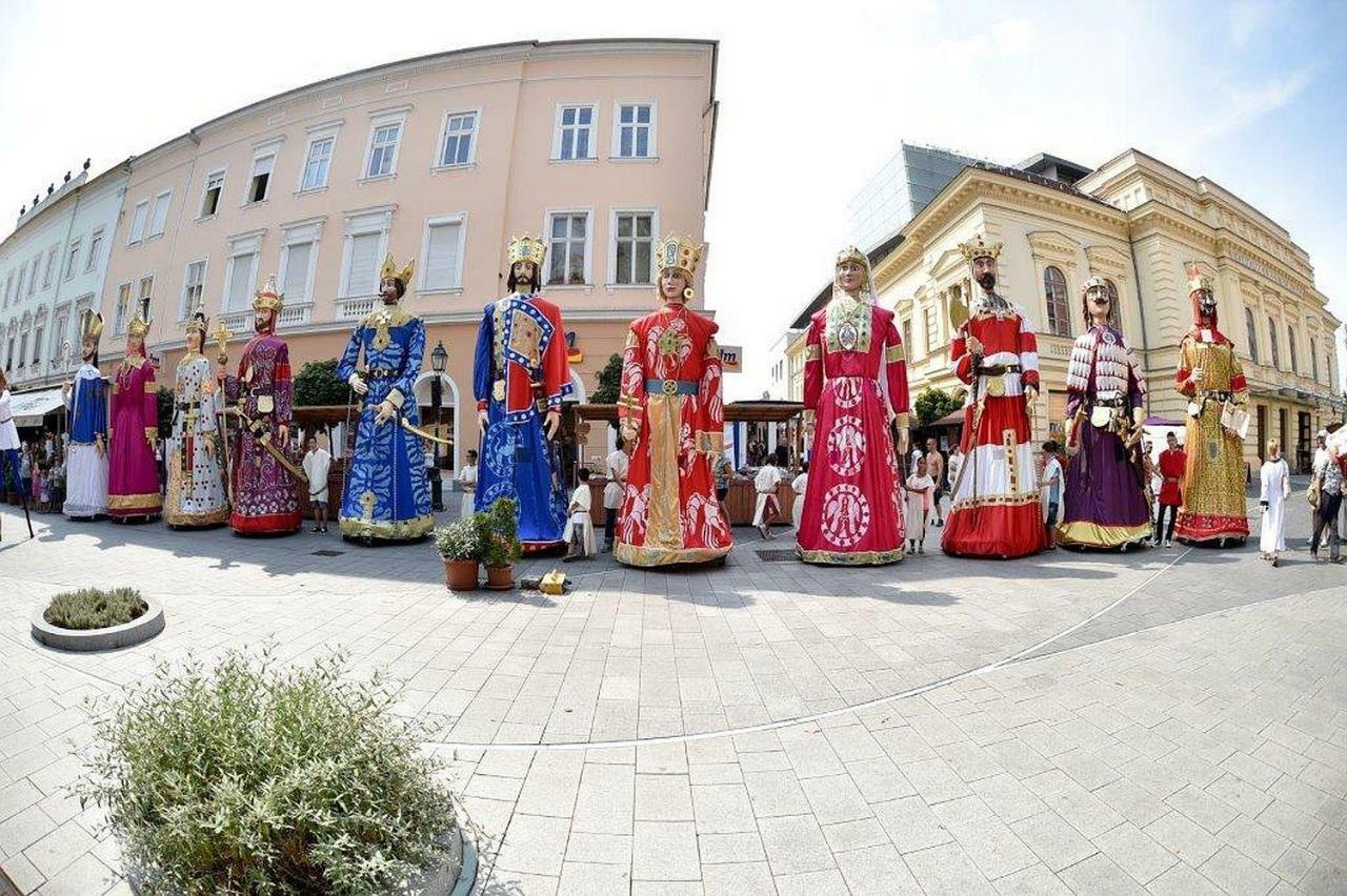 Korona Apartman Székesfehérvár Esterno foto
