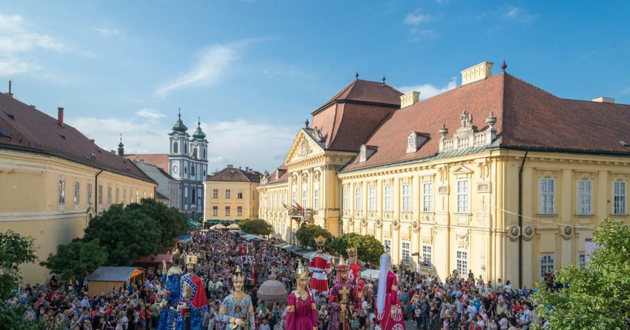 Korona Apartman Székesfehérvár Esterno foto